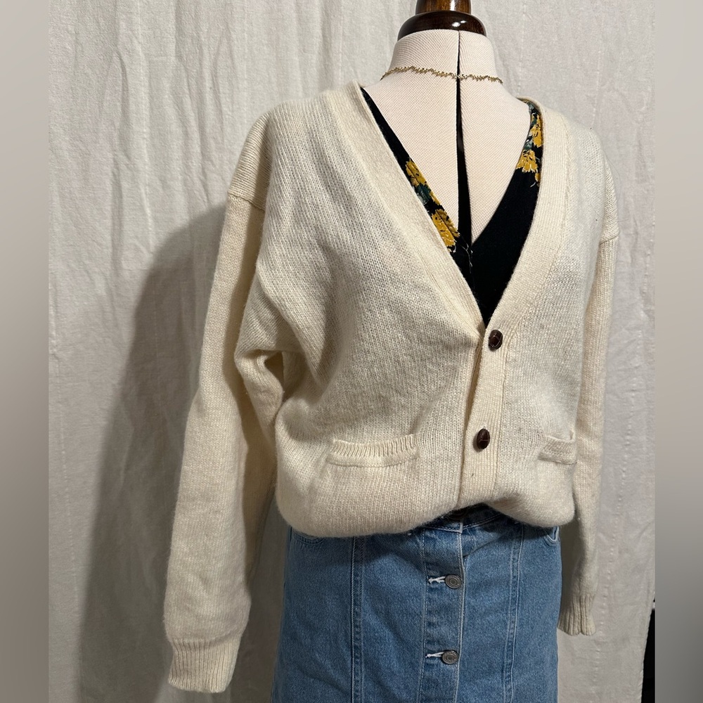 Vintage wool 
Cream Cardigan Sweater V-Neck Oversized